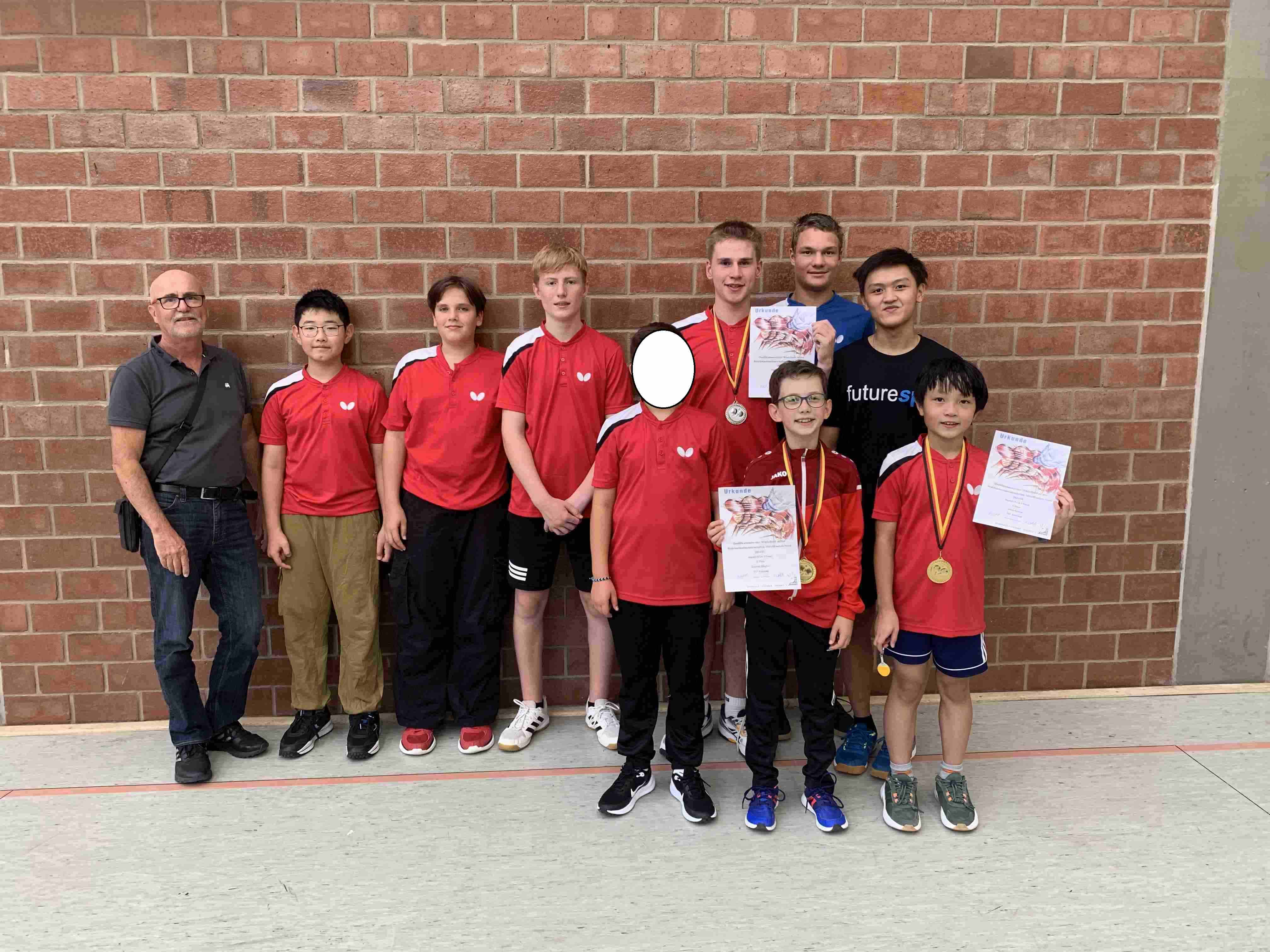 Gruppenfoto TSV Katzwang OHNE Emile T. m. Trainer Bernd Schreiner
