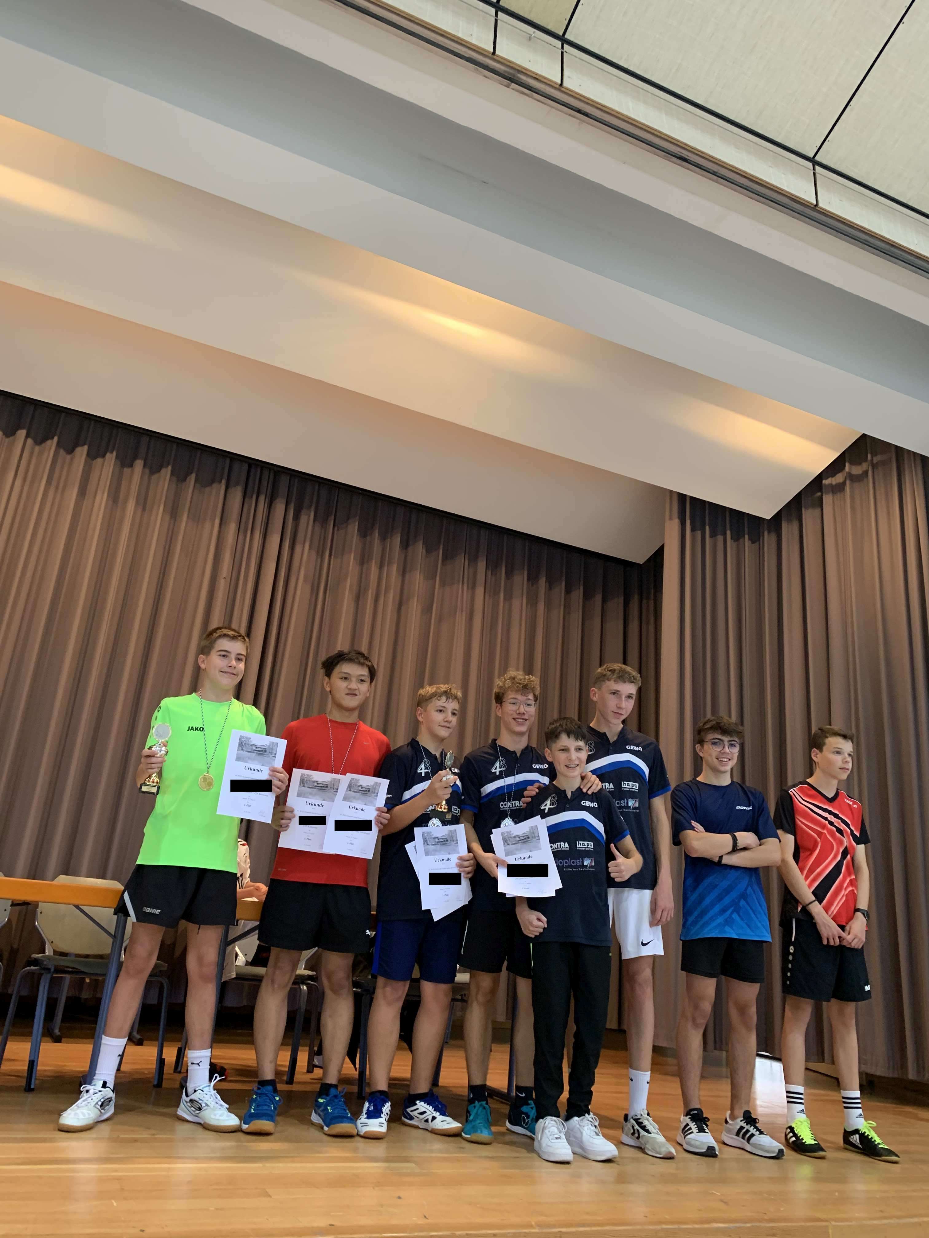 Gruppenfoto Sieger Jungen Einzel u. Doppel ohne NAMEN auf Urkunden